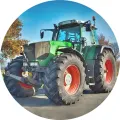 Kulatý jedlý obrázek na dort – Zelený traktor s podzimním stromem (zelená, modrá, červená)